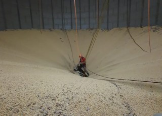 Trabalhador sofre queda de andaime e morre durante construção em silo de fazenda.