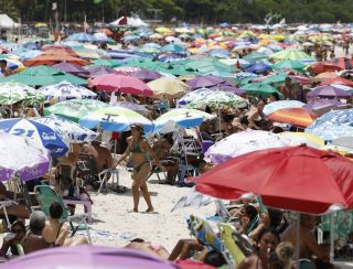 Calor de 39 graus deixa as praias lotadas no Rio de Janeiro