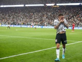 Corinthians anuncia patrocínio e presidente prevê 'camisa mais valiosa do país'