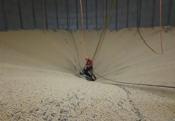 Trabalhador sofre queda de andaime e morre durante construção em silo de fazenda.