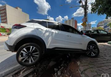 Motorista tenta estacionar e cai em buraco na calçada da Avenida do CPA