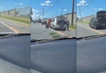 Fila de veículos com pneus estourados se forma em avenida de Cuiabá devido a problemas na pista.