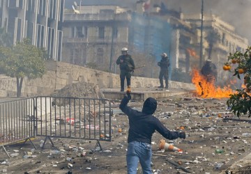 Grécia em Chamas: Protestos e Luto Marcam Greve Geral!