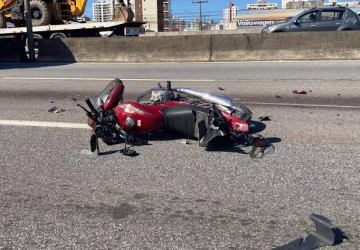 Casal fica ferido em acidente entre motocicleta e carro no Centro de Rondonópolis