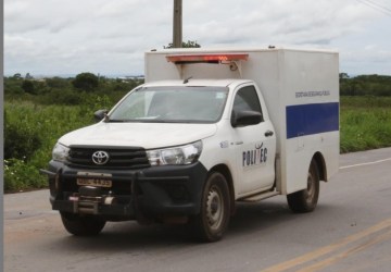 Homem morre atropelado por roçadeira ao dormir sob árvore