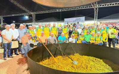 14 cozinheiros dedicaram 12h para fazer maior panelada de arroz com pequi do BR