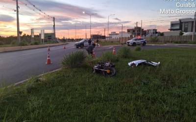 Homem morre ao perder controle de moto e bater contra meio-fio