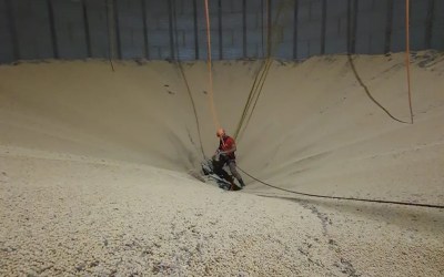 Trabalhador sofre queda de andaime e morre durante construção em silo de fazenda.