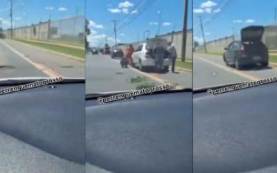 Fila de veículos com pneus estourados se forma em avenida de Cuiabá devido a problemas na pista.