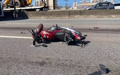 Casal fica ferido em acidente entre motocicleta e carro no Centro de Rondonópolis