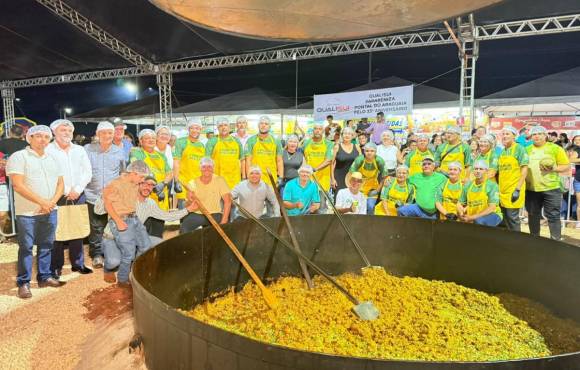 14 cozinheiros dedicaram 12h para fazer maior panelada de arroz com pequi do BR