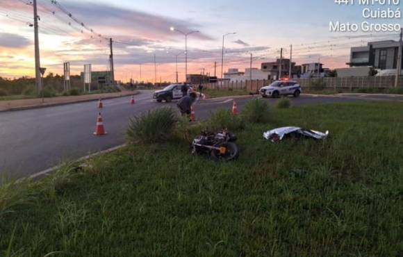 Homem morre ao perder controle de moto e bater contra meio-fio