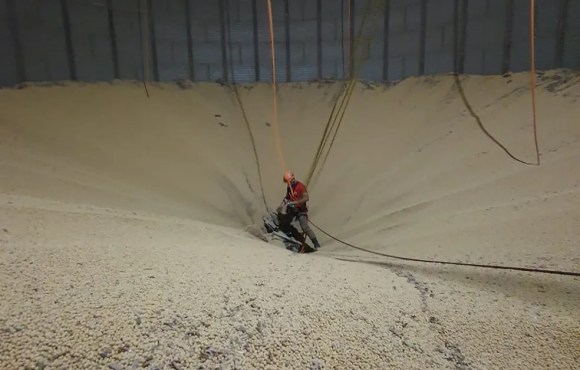 Trabalhador sofre queda de andaime e morre durante construção em silo de fazenda.