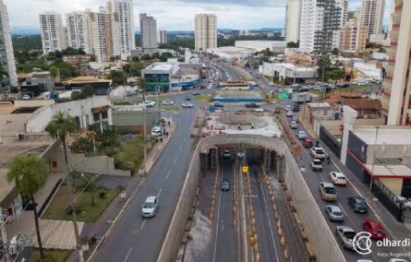 O trânsito na Miguel Sutil continuará fluindo por apenas uma pista até o final do mês.