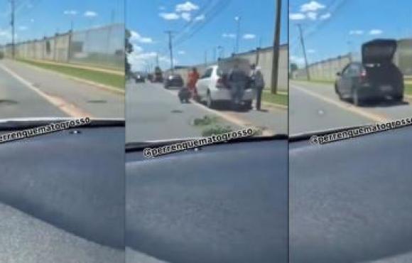 Fila de veículos com pneus estourados se forma em avenida de Cuiabá devido a problemas na pista.