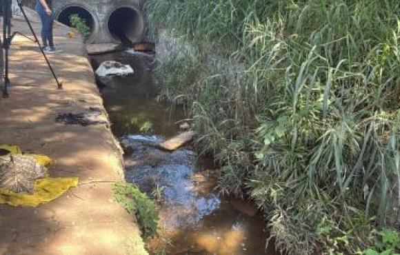 Corpo é encontrado em esgoto de Cuiabá com ao menos 40 perfurações