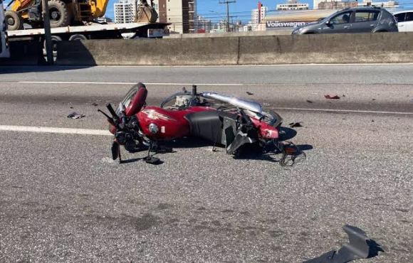 Casal fica ferido em acidente entre motocicleta e carro no Centro de Rondonópolis