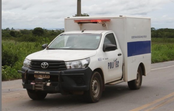 Homem morre atropelado por roçadeira ao dormir sob árvore